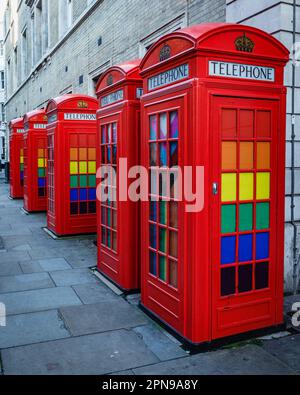 Die rote Telefonzelle, entworfen von Sir Giles Gilbert Scott mit den lgbtqia-Farben in der Broad Street in der Nähe des Royal Opera House in Covent Garden. Stockfoto