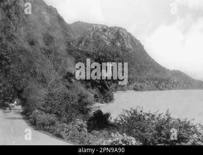 Ein Blick aus dem späten 19. Jahrhundert auf ein Pony und eine Falle auf der Strecke, die zur episkopalischen Kirche führt, die auf der Seite von Kylemore Lough vom wohlhabenden angelisch-irischen Vermieter Mitchell Henry, der Kylemore Abbey erbaute, in Connemara, County Galway, Irland, erbaut wurde. Stockfoto
