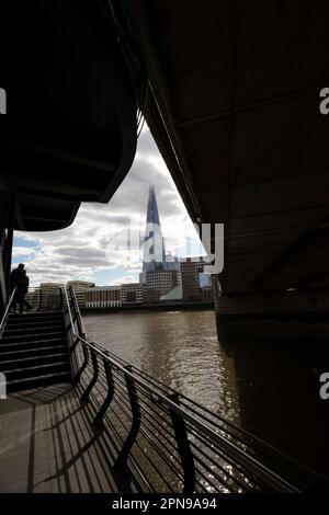 Architektonischer, halb abstrakter Blick entlang der Themse, London, mit The Shard als Mittelpunkt. Guter Himmel, hohe Auflösung mit negativem Raum Stockfoto