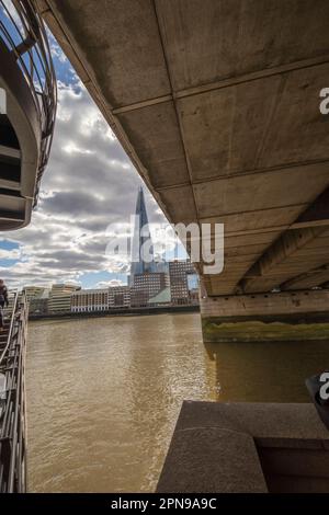 Architektonischer, halb abstrakter Blick entlang der Themse, London, mit The Shard als Mittelpunkt. Guter Himmel, hohe Auflösung mit negativem Raum Stockfoto