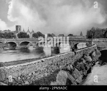 Ein Blick aus dem späten 19. Jahrhundert auf die West Bridge über den Corrib River in Galway City, Irland, mit Pater Dalys Kapelle am Ufer. Pater Daly war ein sehr talentierter Mann und ein fleißiger stadtkommissar, Mitglied der Lough Corrib Navigation Trustees, Kandidat für den Bischof von Galway und Mitglied des Gas Board. Er hat während seines langen Lebens viel Arbeit geleistet und war jahrzehntelang ein führender Bürger der Stadt. Stockfoto