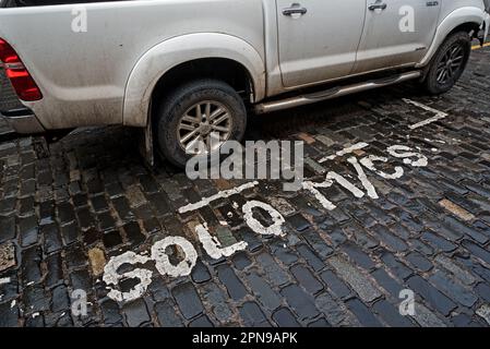 Rücksichtsloses Parken durch einen Autofahrer auf einem Parkplatz, der für Alleinmotorräder reserviert ist, in Edinburgh, Schottland, Großbritannien. Stockfoto