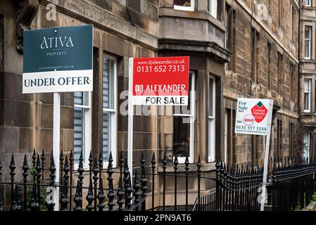 Under Offer, for Sale, Sold Schilder auf Wohnimmobilien in Leslie Place, Stockbridge, Edinburgh, Schottland, Großbritannien. Stockfoto