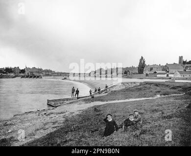 Ein Blick aus dem späten 19. Jahrhundert auf Athlone am Fluss Shannon Wehr in Athlone an der Grenze Roscommon - Westmeath, Irland. Damit ein Fahrzeug Athlone passieren kann, muss eine Schleuse im Fluss verwendet werden, der sich neben dem Wehr und stromabwärts der aktuellen Straßenbrücke befindet. Schloss, Wehr und Brücke wurden alle in den 1840er von den Shannon-Navigationskommissaren gebaut. Stockfoto