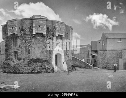 Ein Blick aus dem späten 19. Jahrhundert auf Athlone Castle, manchmal auch bekannt als Adamson Castle, in Athlone, County Westmeath, Irland. Die Steinburg stammt aus dem Jahr 1210 und wurde für König John von seinem irischen Justiciar, Bischof John de Gray von Norwich, erbaut. Es wurde gebaut, um den Übergangspunkt des Flusses in Athlone zu verteidigen und um ein Brückenkopf zu bieten, um den Normannen den Vormarsch nach Connaught zu erleichtern. Ursprünglich war der freistehende polygonale Turm, der jetzt stark verändert wurde, der zentrale Hüter oder „Donjon“ der Burg. Stockfoto