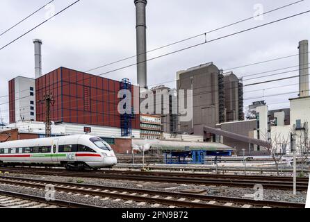 Mainova Heizkraftwerk West, verbrennt Kohle und Erdgas zur Erzeugung von Strom und Fernwärme, Kraft-Wärme-Kopplung, Eisenbahnstrecke, EISBAHN, Stockfoto