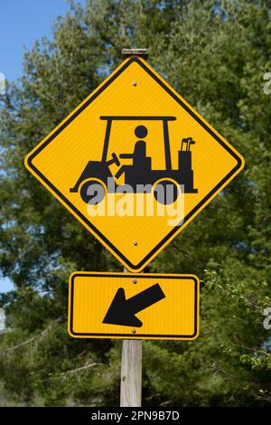 In Abingdon, Virginia, werden Autofahrer durch ein Schild auf dem Weg zum Golfwagen gewarnt, auf der Straße nach Golfspielern und Golfwagen zu Ausschau zu halten. Stockfoto