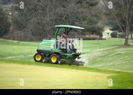 Ein Mann auf einem Reitmäher mäht das Fairway eines Golfplatzes in Abingdon, Virginia Stockfoto