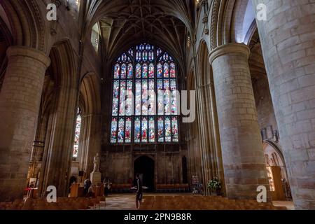 Gloucester, Großbritannien. 13. April 2023. Das Westfenster der Gloucester Kathedrale. Das Buntglas von William Wailes aus Newcastle wurde 1859 als Gedenkstätte für Bischof von Gloucester Dr. J. H. Monk installiert. Kredit: Mark Kerrison/Alamy Live News Stockfoto