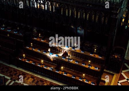 Gloucester, Großbritannien. 13. April 2023. Chorstände sind in der Gloucester Cathedral abgebildet. Die Gloucester Cathedral wurde 1089 von Abbot Serlo eröffnet und ist eines der großen mittelalterlichen religiösen Gebäude Englands. Sie begrüßt jedes Jahr rund 350.000 Besucher. Kredit: Mark Kerrison/Alamy Live News Stockfoto