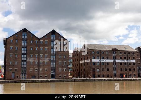 Gloucester, Großbritannien. 13. April 2023. Umgebaute Wohnhäuser sind an den Gloucester Docks zu sehen. Die historischen Gloucester Docks, Großbritanniens größter Inlandshafen, befinden sich an der nördlichen Kreuzung des Flusses Severn mit dem Gloucester und dem Sharpness Canal. Kredit: Mark Kerrison/Alamy Live News Stockfoto