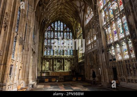 Gloucester, Großbritannien. 13. April 2023. Die kürzlich restaurierte Lady Chapel in der Gloucester Cathedral hat ein gewölbtes Dach und Buntglasfenster, die vom Kunst- und Handwerksdesigner Christopher Whall in den frühen 1900er Jahren berühmt wurden. Kredit: Mark Kerrison/Alamy Live News Stockfoto