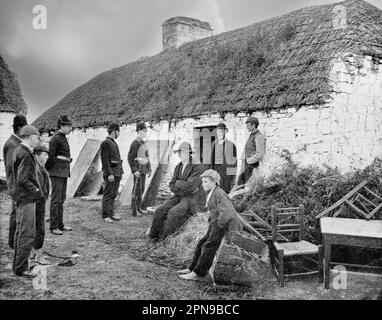 Eine Räumungsszene in Vandaluer, County Clare Mitte des 19. Jahrhunderts. Die Bewohner nach Belieben wurden von überwiegend angloirischen Vermietern vertrieben, als sie in harte Zeiten fielen, oft als Vorwurf der großen irischen Hungersnot. Stockfoto