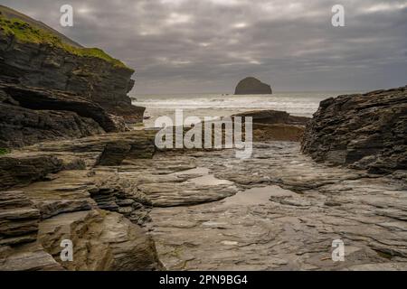 Blick vom Trebarwith Strand in Cornwal in Richtung Gull Island Stockfoto