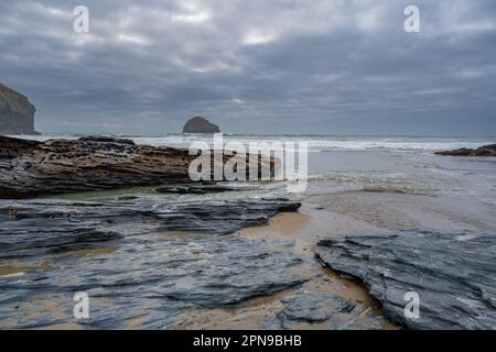 Blick vom Trebarwith Strand in Cornwall in Richtung Gull Island Stockfoto