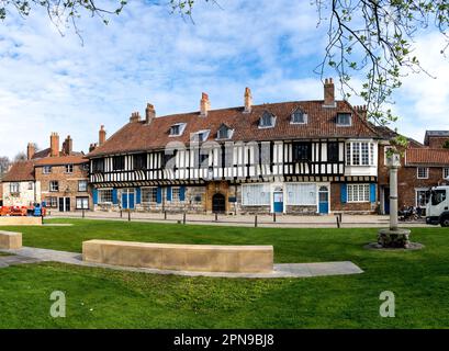 ST WILLIAM'S COLLEGE, YORK, GROSSBRITANNIEN - 17. APRIL 2023. Von außen befindet sich das St. William's College-Gebäude und der Park neben dem York Minster, einem beliebten Tourist Stockfoto