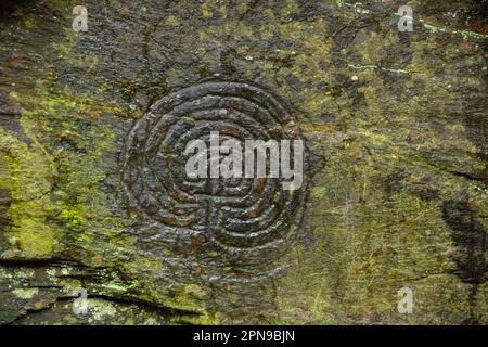 Schnitzereien aus der frühen Bronzezeit in der Nähe der Thewethet Mill im Rocky Valley bei Tintagel Cornwall Stockfoto