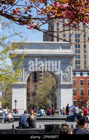 Die Massen genießen den Washington Square Park an einem schönen Frühlingstag, Greenwich Village, New York City. Stockfoto