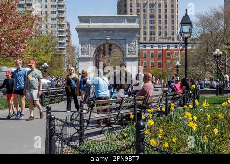 Die Massen genießen den Washington Square Park an einem schönen Frühlingstag, Greenwich Village, New York City. Stockfoto