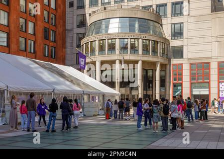 Potenzielle Studenten nehmen an Führungen der New York University alias NYU Teil, außerhalb der Stern School of Business Stockfoto