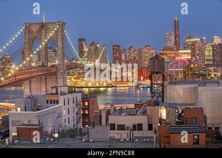 Brooklyn Bridge, von Lower Manhattan aus gesehen, Skyline von Brooklyn im Hintergrund. New York City, USA. Stockfoto
