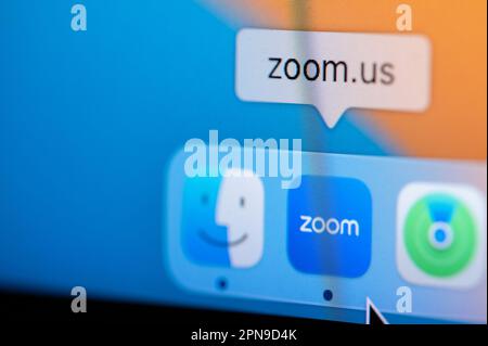New york, USA - 12. April 2023: Öffnen Sie die Zoom App im macbook Dock, um Konferenzgespräche auf dem Computerbildschirm aus nächster Nähe zu tätigen Stockfoto