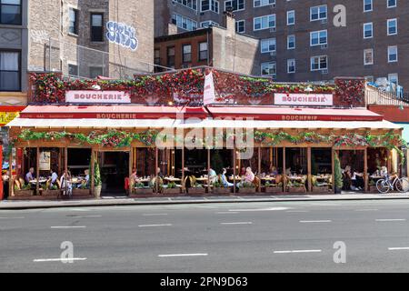 Gäste können im Boucherie, französisches Restaurant in West Village, New York City, im Freien speisen. Stockfoto