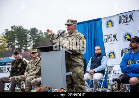 2023, April 16. Massachusetts. 10. Jahre harter Ruck-Marathon der Military Friends Foundation, organisiert mit dem Boston Marathon Assoc Stockfoto