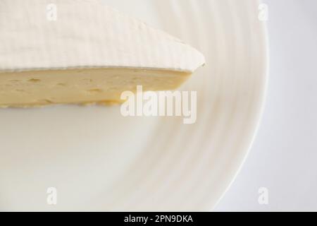 Schnittkäse aus nächster Nähe auf dem Tisch Stockfoto