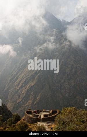 Die Ruinen von Tambo Runkuraqay, aus der Sicht von Abra Runkuraqay, entlang des Inka Trails Stockfoto