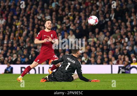 Diogo Jota von Liverpool erzielt während des Premier League-Spiels in Elland Road, Leeds, das dritte Tor seiner Mannschaft. Foto: Montag, 17. April 2023. Stockfoto