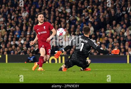 Diogo Jota von Liverpool erzielt während des Premier League-Spiels in Elland Road, Leeds, das dritte Tor seiner Mannschaft. Foto: Montag, 17. April 2023. Stockfoto