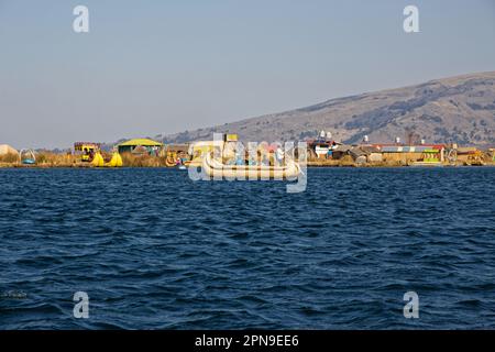 Die schwimmenden Inseln von Uros, am Titicacasee, Puno Department, Peru Stockfoto