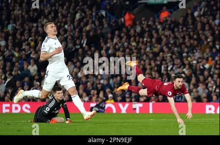 Diogo Jota von Liverpool erzielt während des Premier League-Spiels in Elland Road, Leeds, das dritte Tor seiner Mannschaft. Foto: Montag, 17. April 2023. Stockfoto