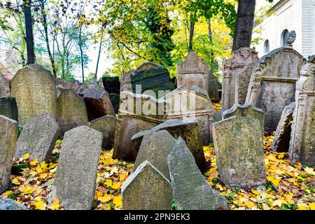 Grabsteine auf dem alten jüdischen Friedhof, Prag, Tschechische Republik Stockfoto