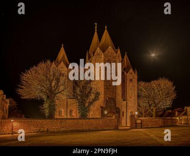 Die Türme der Kalundborg-Frauenkirche beleuchtet in der Abenddämmerung, Kaulundborg, Dänemark, 4. April 2023 Stockfoto