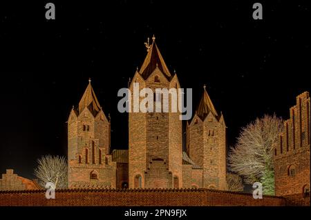 Die Türme der Kalundborg-Frauenkirche beleuchtet in der Abenddämmerung, Kaulundborg, Dänemark, 4. April 2023 Stockfoto