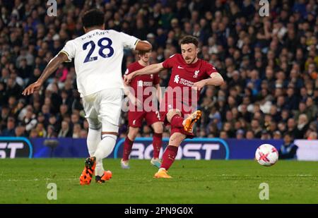 Diogo Jota von Liverpool schießt während des Premier League-Spiels in Elland Road, Leeds, das fünfte Tor seiner Seite des Spiels. Foto: Montag, 17. April 2023. Stockfoto