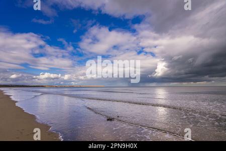 Meerblick auf Filey Bay an der North Yorkshire Coast. Ein Foto wurde in der Nähe von Reighton Sands mit Blick über die Bucht in Richtung Filey gemacht. Ein neuer Regenstor Stockfoto