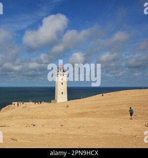 Der alte Leuchtturm ist teilweise von einer hohen Sanddüne bedeckt. Rubjerg Knude, Stockfoto