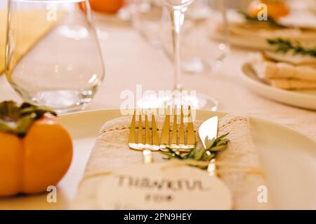 Thanksgiving-Esstisch, goldenes Besteck, Nahaufnahme Stockfoto