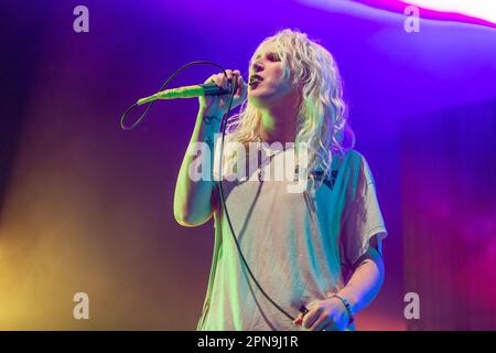 Madison, USA. 16. April 2023. Laura Les of 100 Gecs at the Sylvee am 16. April 2023 in Madison, Wisconsin (Foto: Daniel DeSlover/Sipa USA) Guthaben: SIPA USA/Alamy Live News Stockfoto