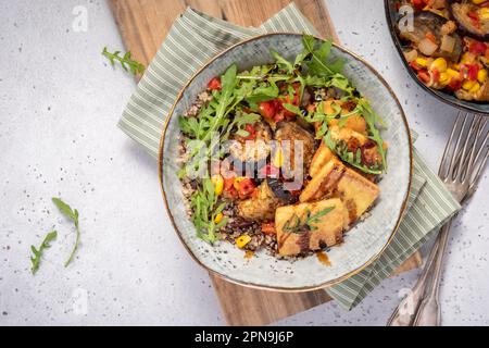 Hausgemachte Quinoa Tofu Bowl mit geröstetem Gemüse Stockfoto