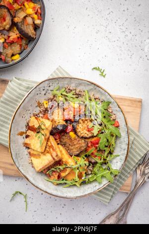 Hausgemachte Quinoa Tofu Bowl mit geröstetem Gemüse Stockfoto