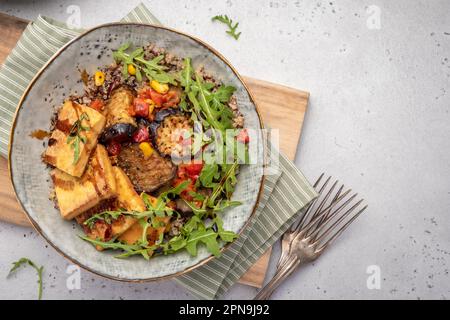 Hausgemachte Quinoa Tofu Bowl mit geröstetem Gemüse Stockfoto