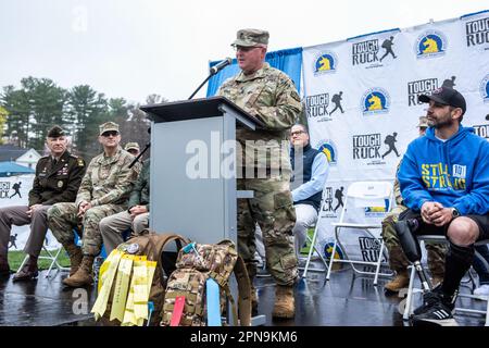 2023, April 16. Massachusetts. 10. Jahre harter Ruck-Marathon der Military Friends Foundation, organisiert mit dem Boston Marathon Assoc Stockfoto