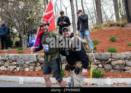 2023, April 16. Massachusetts. 10. Jahre harter Ruck-Marathon der Military Friends Foundation, organisiert mit dem Boston Marathon Assoc Stockfoto