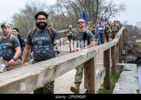 2023, April 16. Massachusetts. 10. Jahre harter Ruck-Marathon der Military Friends Foundation, organisiert mit dem Boston Marathon Assoc Stockfoto