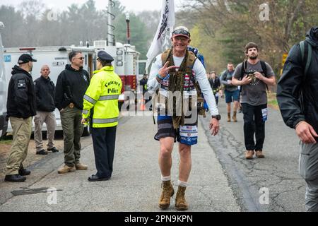 2023, April 16. Massachusetts. 10. Jahre harter Ruck-Marathon der Military Friends Foundation, organisiert mit dem Boston Marathon Assoc Stockfoto