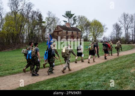 2023, April 16. Massachusetts. 10. Jahre harter Ruck-Marathon der Military Friends Foundation, organisiert mit dem Boston Marathon Assoc Stockfoto